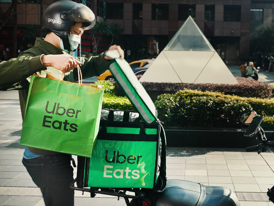 叫外送要變貴了…Uber Eats店家服務費漲2.5個百分點「上限35%」...外送法7/21上路，餐飲業釀漲